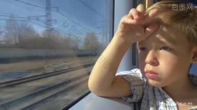 乘火车旅行的小男孩，他坐在窗边，手放在额头上，一边看着窗外，一边嚼着东西